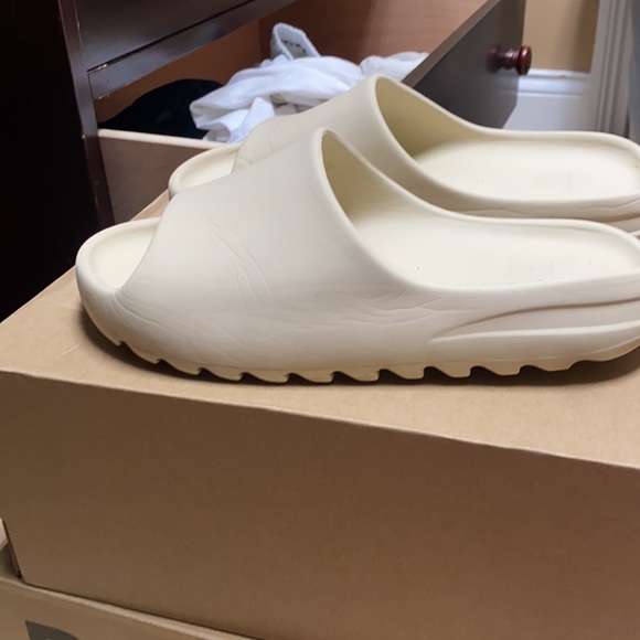 yeezy slides “bone” - Picture 2 of 3